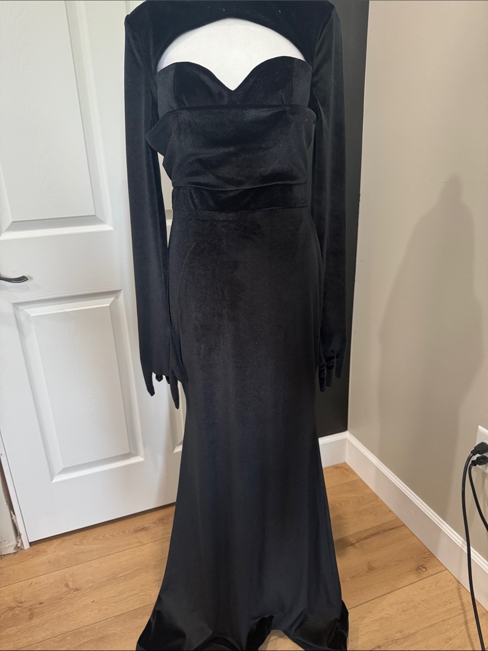 Elegant Black Long-Sleeve Evening Dress